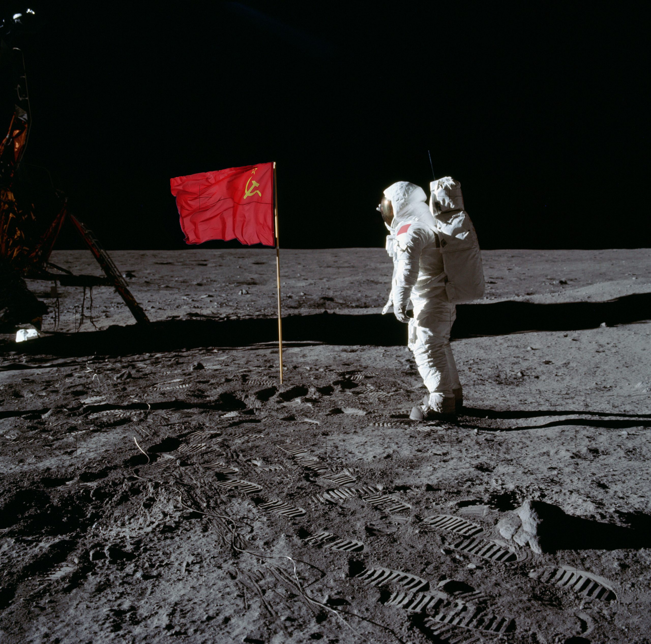 flag-on-the-moon-soviet